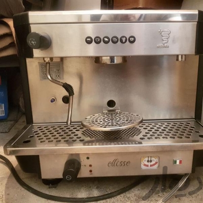 یک دستگاه اسپرسو و اسیاب قهوه